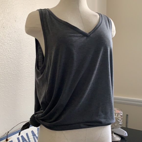 Lululemon charcoal gray tank. Size 6. - Picture 6 of 6